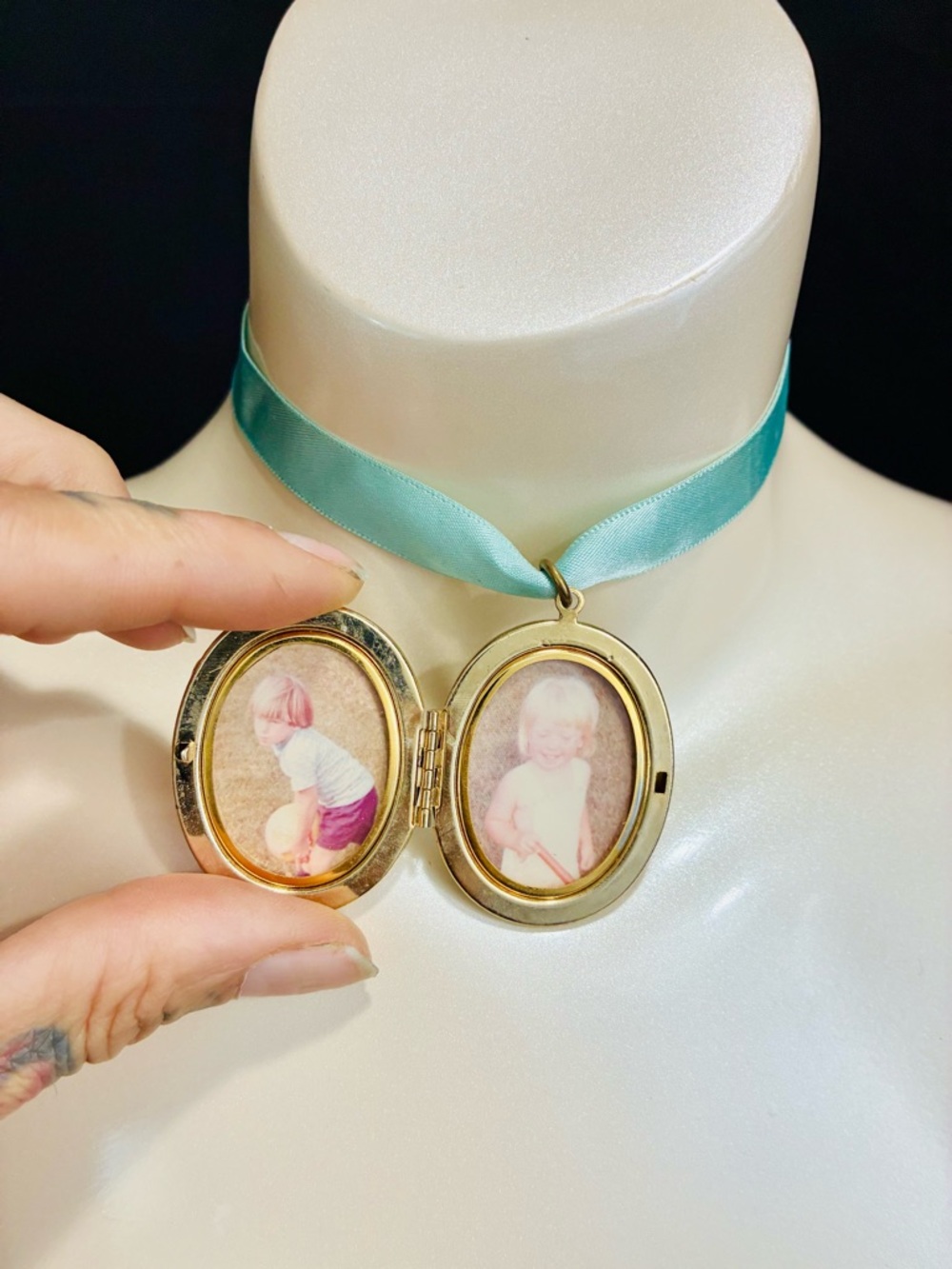 Hand Painted Oval Porcelain Locket w/Floral Bouquet -Choker BL Silk Ribbon Neck - Picture 5 of 10
